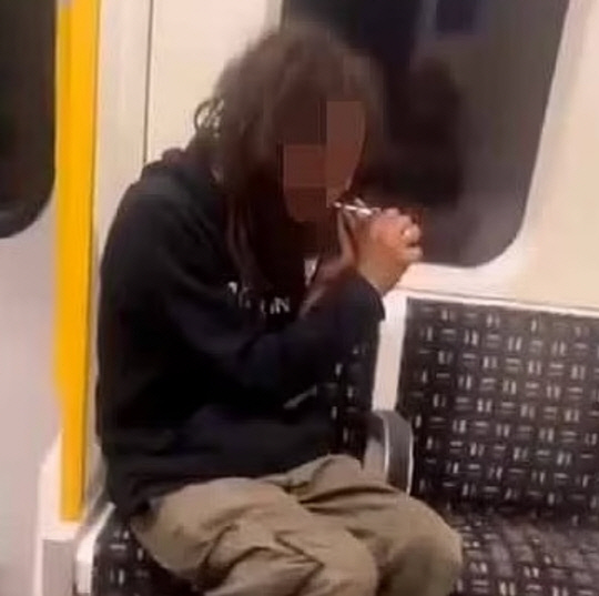 영국 런던 지하철에서 출퇴근 시간에 크랙(코카인의 일종)을 흡입하는 남성의 모습이 포착돼 논란이 일고 있다.<데일리메일 보도 캡처>